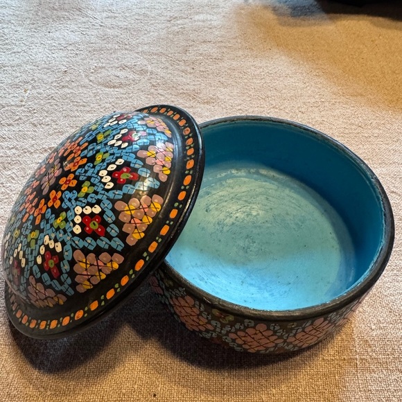 Ceramic hand painted trinket box - Picture 2 of 6